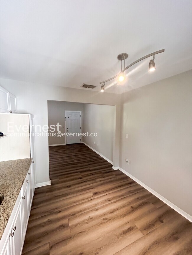 Building Photo - 1-Bed.1-Bath Condo/Pet Friendly/Available Soon!