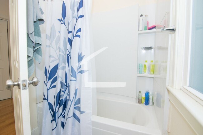 Building Photo - Nice 4 bed near BU