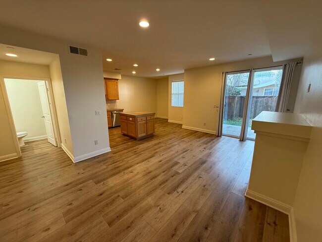 Foto del edificio - 7132 Farralone Ave