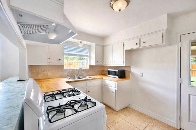 Foto del edificio - 3 BED 1.5 BATH NEW MANAGEMENT!!!