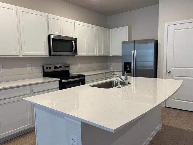 Building Photo - 11815 Davis Dr