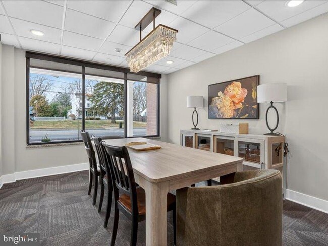 Building Photo - 624 Main St