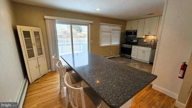 Building Photo - 213 8th St