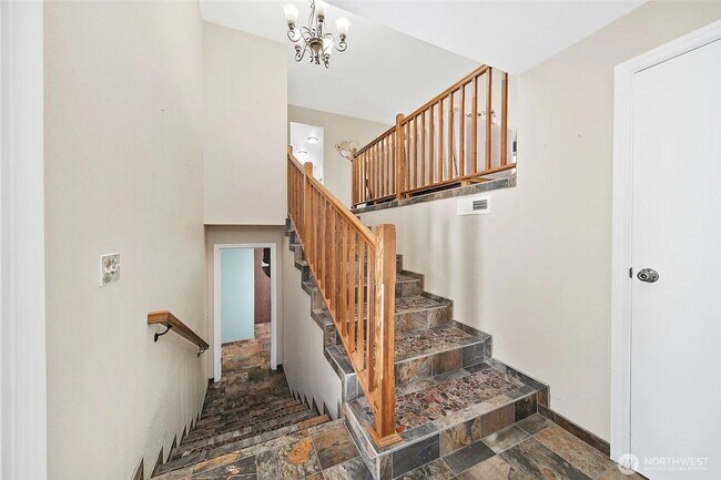 Building Photo - Luxury Home with Views, Maintained Pool and Yard. 5Bed, 3 Bath Great Location