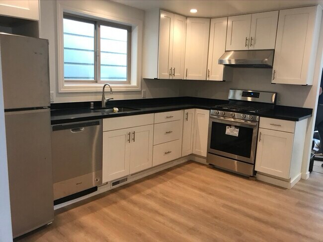 Kitchen - 381 S Van Ness Ave