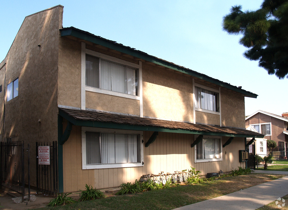 Primary Photo - 409 & 415 E. Pine St
