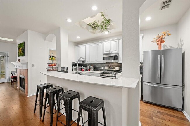 Foto del edificio - 2721 Kinney Oaks Ct