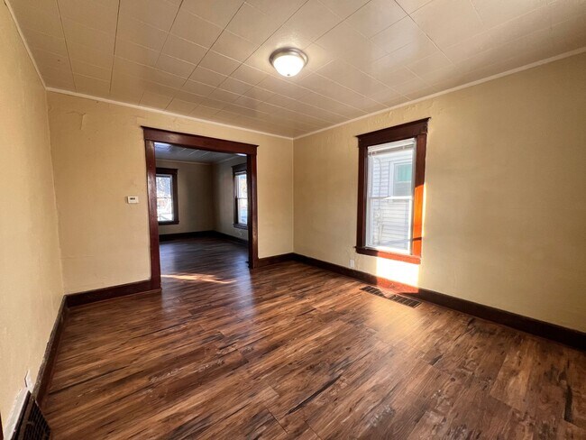 Building Photo - 3 Bedroom House