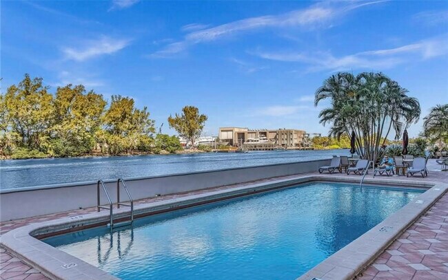 Foto del edificio - 1401 N Riverside Dr