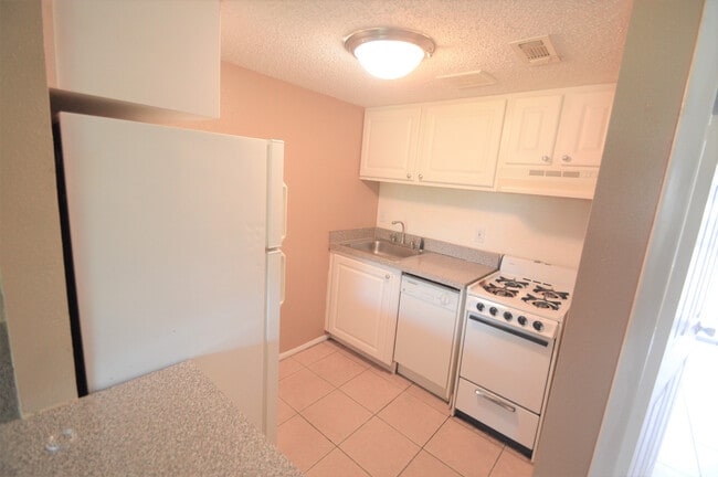 Foto del edificio - Waterside@ Cranes Roost - Includes most ut...