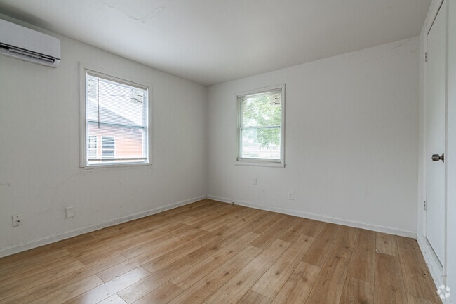 1BR, 1BA - 700SF - Living Room - 1154 Wilson St