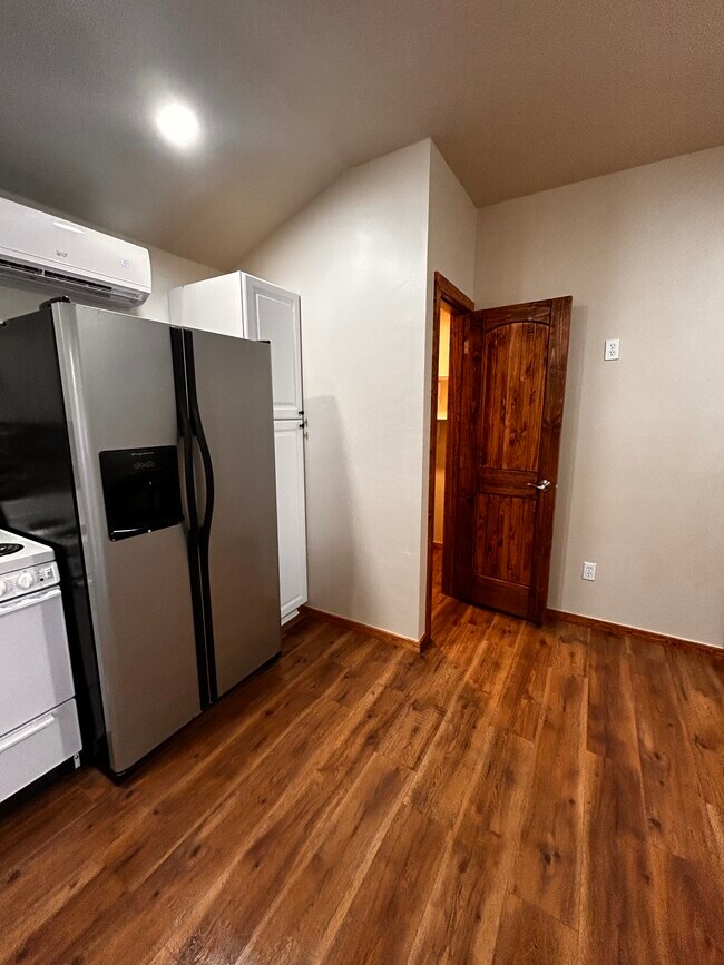 Building Photo - 223 N Hickory St