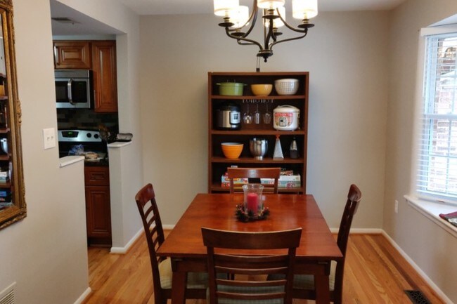 comedor - frente de la casa - 6396 Shaundale Dr