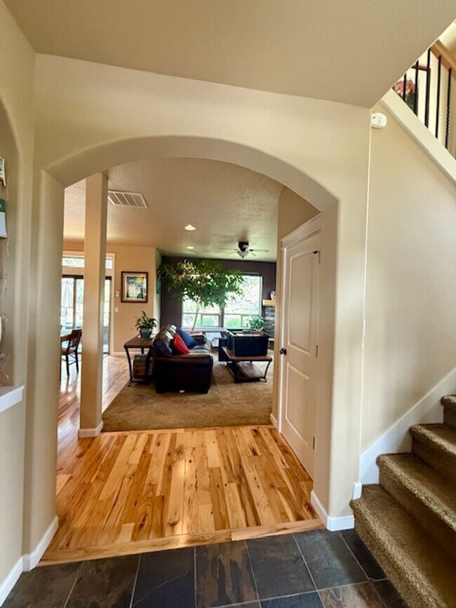 Foto del edificio - Spacious 3-Bedroom + Bonus Room Home in La...