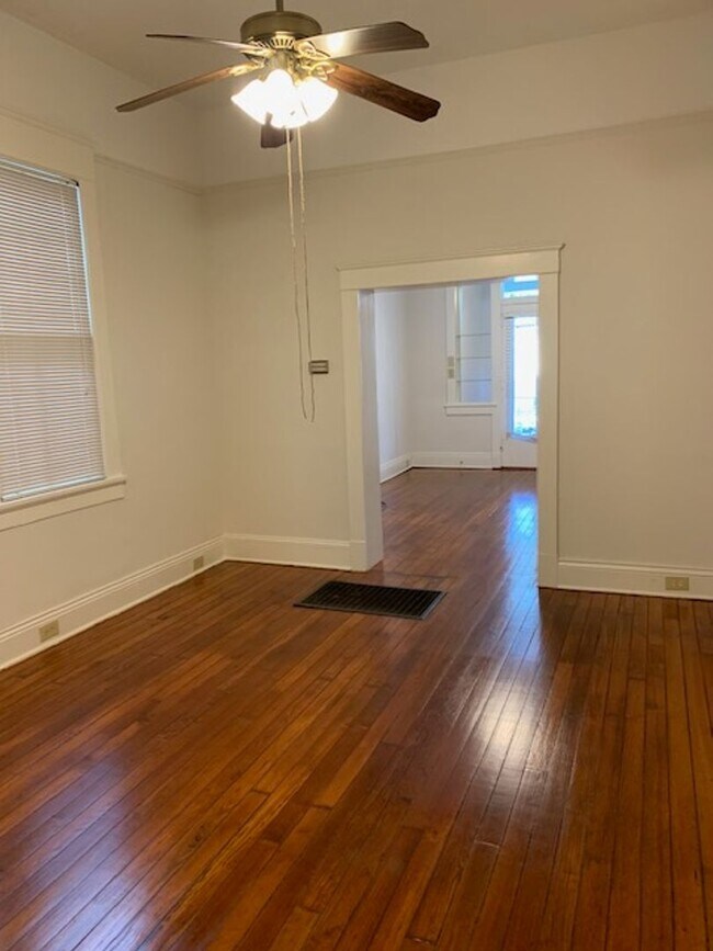 Foto del edificio - Wonderful lower unit with fresh paint