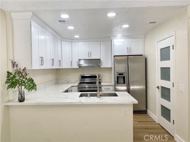 Building Photo - 3 Cll Del Rey