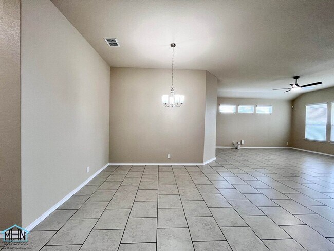 Foto del edificio - A Stunning 5-Bedroom, 2.5-Bathroom Home in the Heart of San Antonio, Texas!