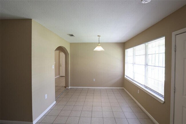 Building Photo - 5734 Lyndhurst Dr