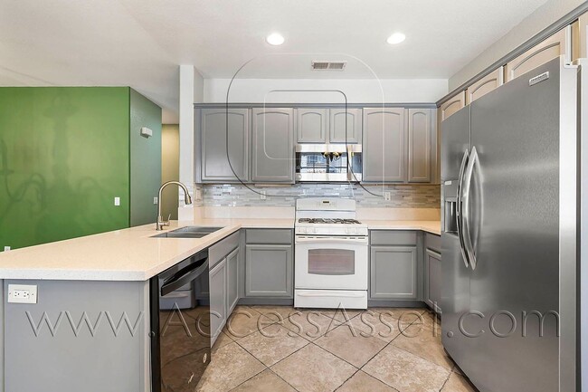 Building Photo - Excellent 3 Bed/2.5 Bath  Condominium In P...