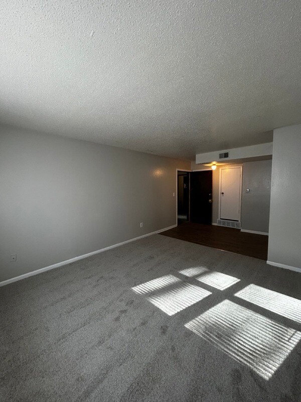 Building Photo - 1415 W Maple Ave