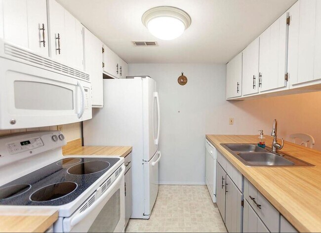 Kitchen - 123 W Woodbine Ave Apt G