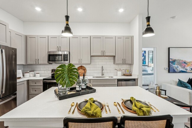 Una cocina moderna con mesa de comedor para dos. - Tapestry University Park