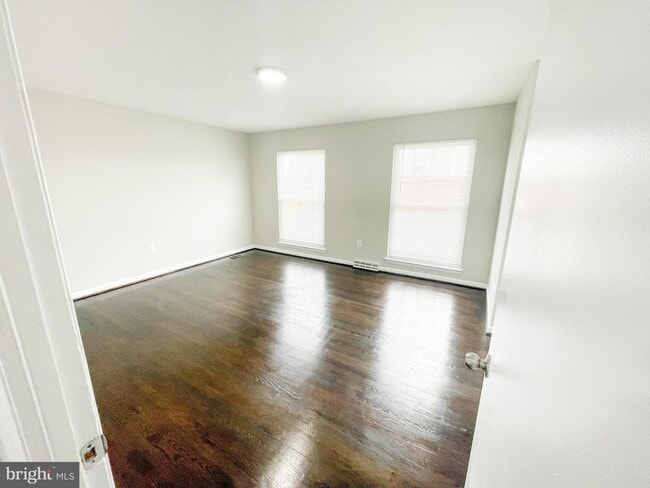 Building Photo - 610 Suffolk Ave