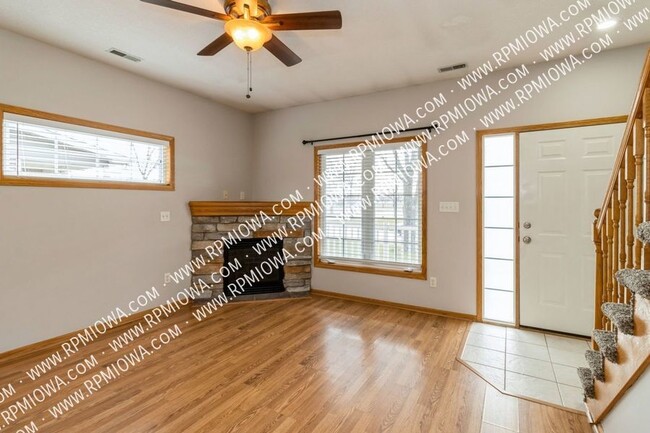 Building Photo - UPDATED TOWNHOME!! 2 Bed, 2.5 Bath Townhom...