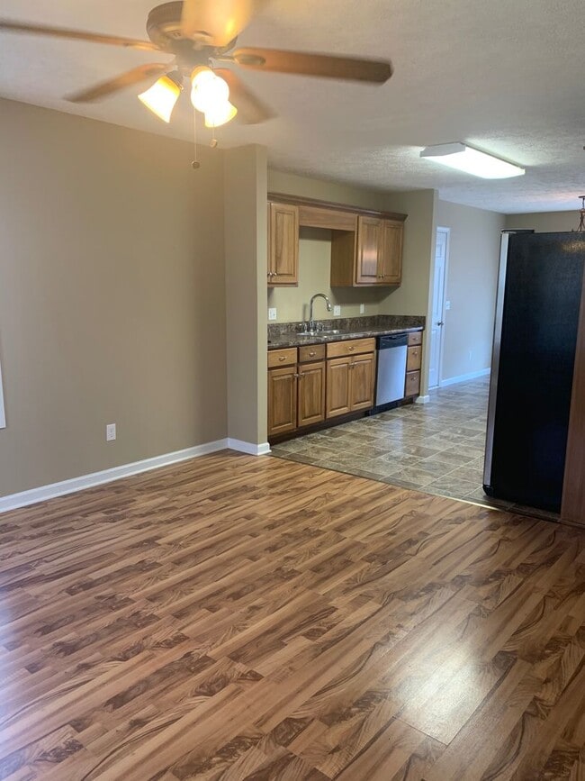 Building Photo - 3 Bedroom in GREAT LOCATION in the Center ...