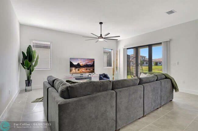Foto del edificio - 5273 Lamone Ln