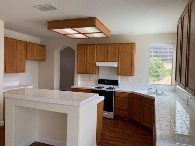 Building Photo - Five Bedroom Home In gated Serrano