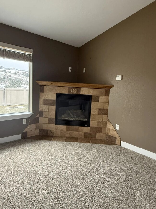 Building Photo - 1390 Stoneridge Dr