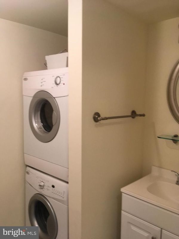 Foto del edificio - 2410 Pond View Dr