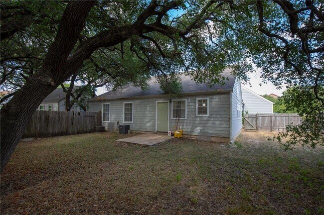 Foto del edificio - 8807 Pineridge Dr