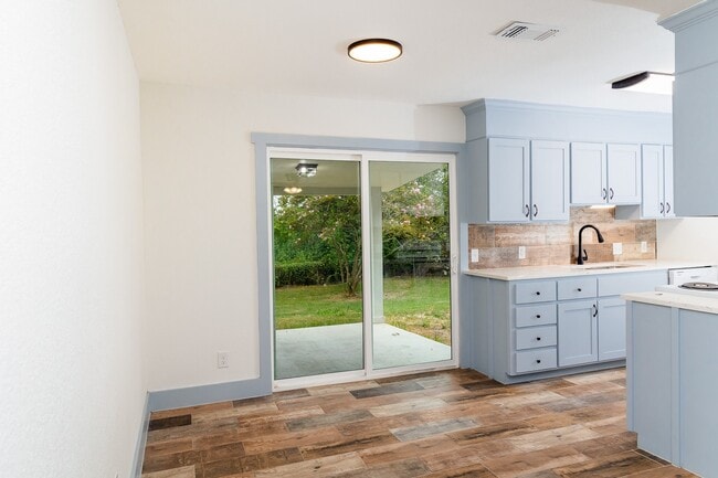 Building Photo - 811 Matchett St