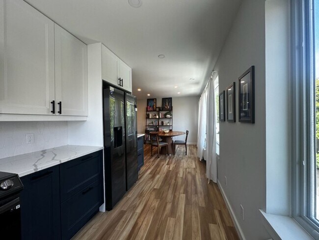 Building Photo - Top-Floor Queen Anne Condo with Fireplace ...