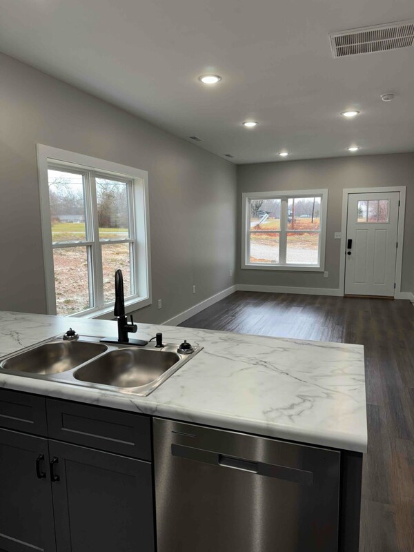 Foto del edificio - 56 Holloway Dr