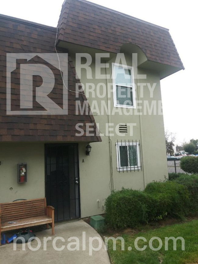 Building Photo - Charming 2 Bed 1.5 Bath In Sacramento