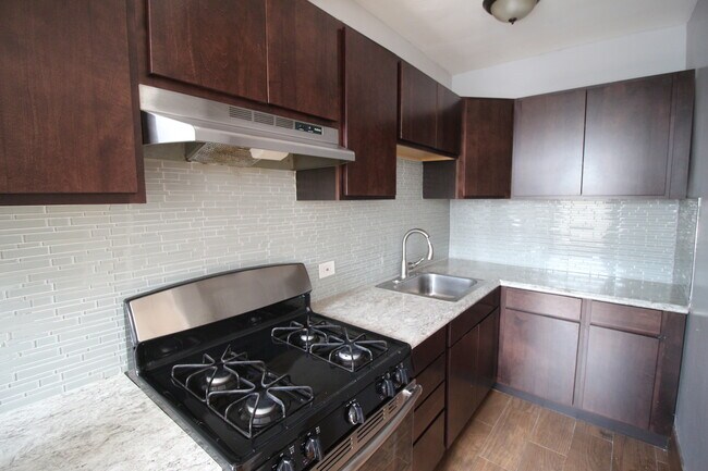 Foto del edificio - 4811 N Harding Ave