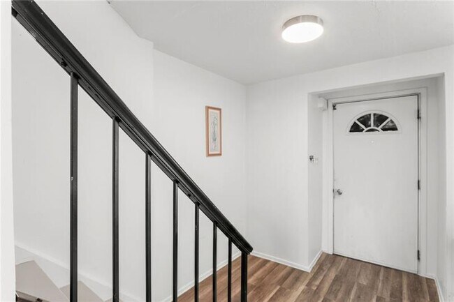 Foto del edificio - 310 Enright Ct