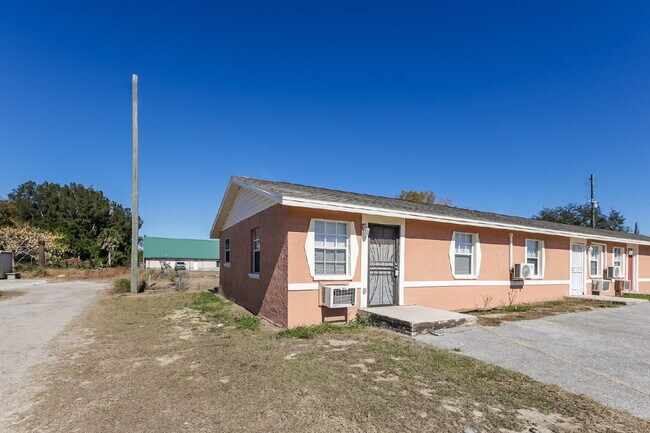 Foto del edificio - "Charming 2-Bed Oasis in Lake Wales - Cozy 624 Sq Ft Haven!"