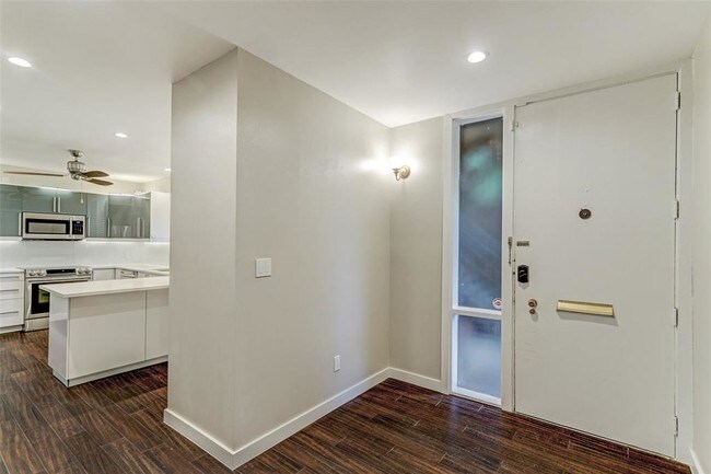 Building Photo - 5242 Memorial Dr