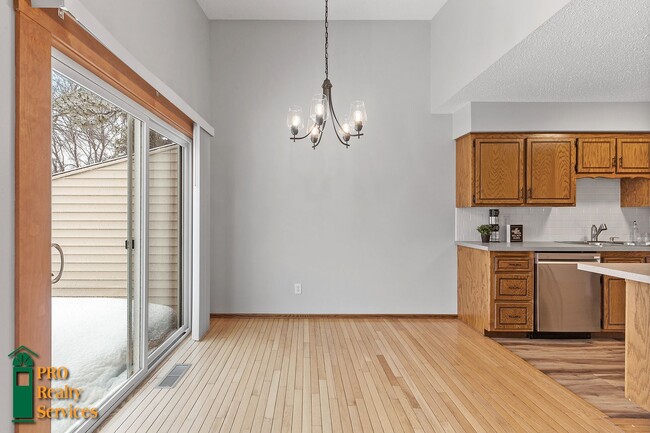 Building Photo - 2 Bedroom Townhome