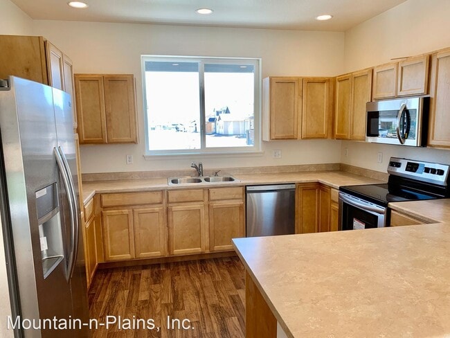 Building Photo - 4 br, 2.5 bath House - 826 Finch Drive