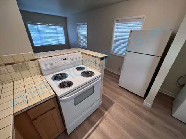 Building Photo - Charming 2-Bed Duplex in Vibrant SE Portla...