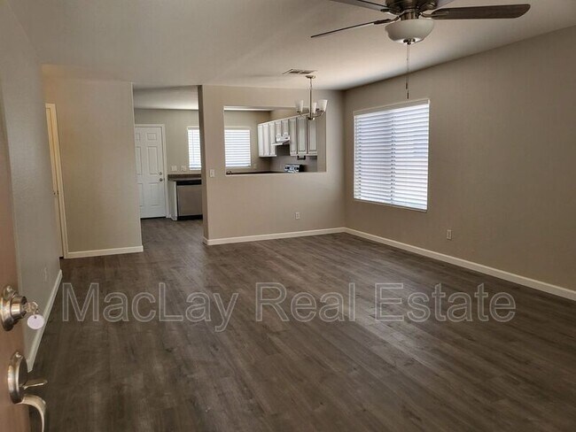 Foto del edificio - 1028 E Graham Ln
