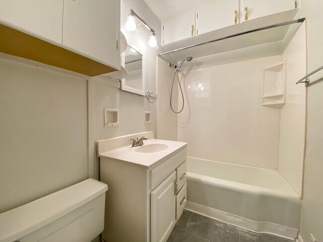 Foto del edificio - Renovated Two Bedroom with Garage and Base...