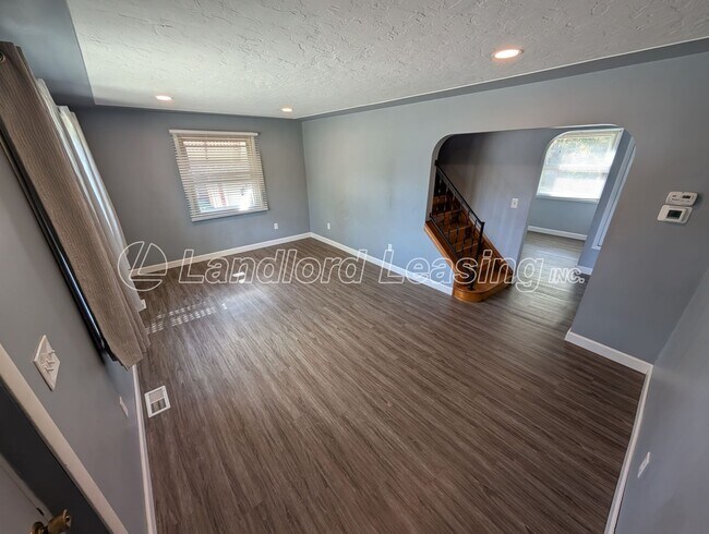 Foto del edificio - Charming Brick Home with Fenced Yard and S...