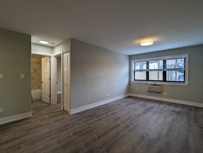 Building Photo - 511 W Barry Ave