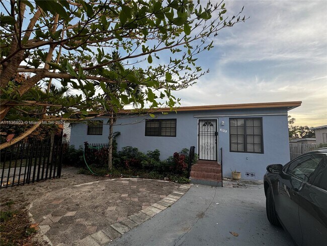 Foto del edificio - 1060 NW 116th St